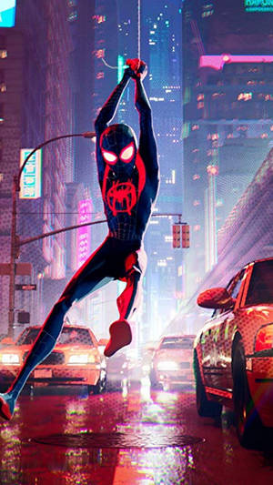 蜘蛛俠在夜晚的雨中霓虹城市中擺盪，雙眼發光。