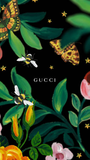 蝴蝶、蜜蜂和玫瑰，帶有金色星星，在黑色背景上展示Gucci標誌。