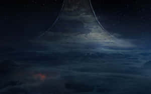 一個巨大的發光外星結構在繁星點點的夜空下，聳立於暴風雲層之上。