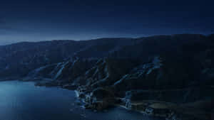 星空下夜晚的海岸山路，深藍色海洋 — 5120x2880 壁紙