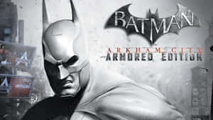 蝙蝠俠身穿裝甲服，在 gritty 的城市環境中，帶有 Arkham City 標誌。