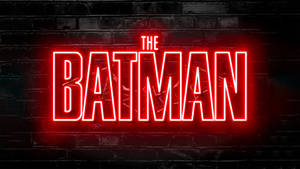 深色磚牆上寫有「THE BATMAN」的紅色霓虹燈牌。