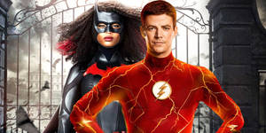 超級英雄 The Flash 和 Batwoman 在暴風雨的哥德式大門前與飛翔的蝙蝠一起英雄地擺姿勢。