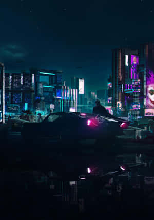 夜晚，在霓虹燈照亮未來城市中，一個人站在發光汽車旁的剪影。