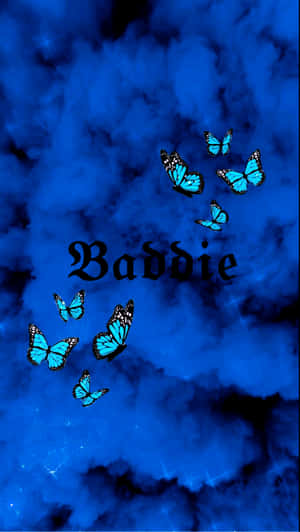 藍色蝴蝶在黑暗的宇宙天空中飛翔，並帶有哥德式字體的「Baddie」字樣。