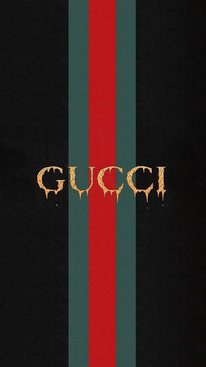 Gucci 標誌，金色字母滴落在帶有紅綠條紋的黑色背景上。