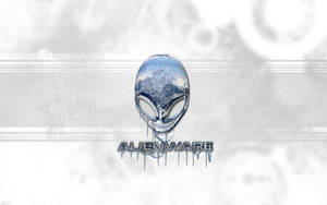 Alienware標誌，金屬外星人頭在冰冷的灰色背景上滴落液體。