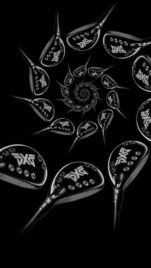 PXG高爾夫球桿在黑色背景上以放射狀排列