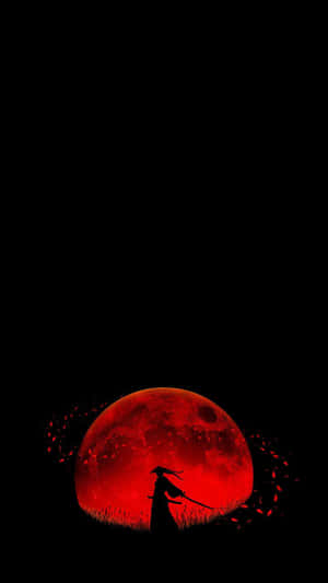 武士戰士剪影，在夜晚的紅月前手持劍。