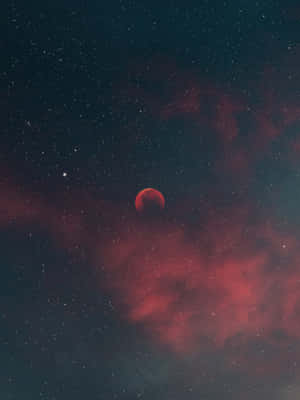 血月在繁星點點的天空中發光，伴隨著紅色星雲雲層。