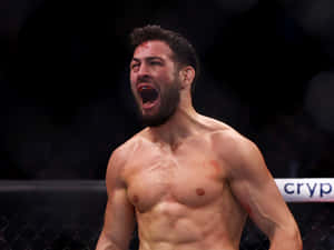 一名渾身是血的MMA拳手在黑暗的八角籠內發出勝利的咆哮。