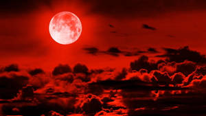 一輪發光的紅色滿月懸掛在烏雲之上，夜間倒映在水中。