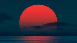紅色夕陽落在山巒和海洋上，帶有霧氣倒影