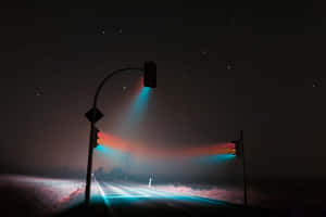 星空下，霧中帶有發光交通燈的夜路