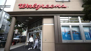 兩名戴口罩人士離開Walgreens藥房門面。