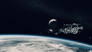 太空站繞地球運行，可見月球和星星 — 行星 壁紙