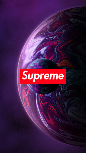 一個風格化的行星，帶有旋轉的顏色和紅色Supreme標誌在太空中。