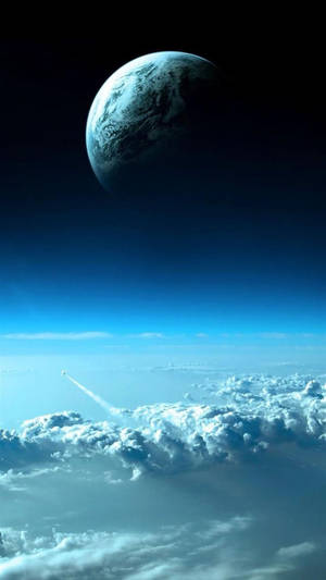 火箭穿過雲層升向太空中的藍色星球。