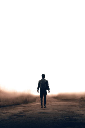 日落時分，一個人在霧濛濛的路上獨自行走。 — 日落大道 壁紙