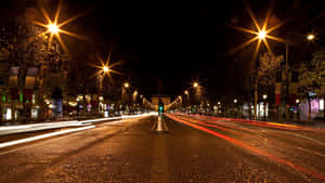 夜晚的城市街道，帶有汽車燈光軌跡和發光的街燈。