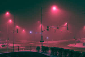 夜晚紅色燈光照亮的積雪街道十字路口，有霧和交通燈。