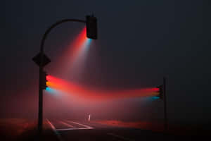 霧氣瀰漫的夜晚道路，被發光的交通燈照亮，投射出紅色和藍色的光束。