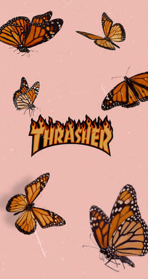 帝王斑蝶在粉紅色背景上圍繞著火焰般的 Thrasher 標誌飛翔。