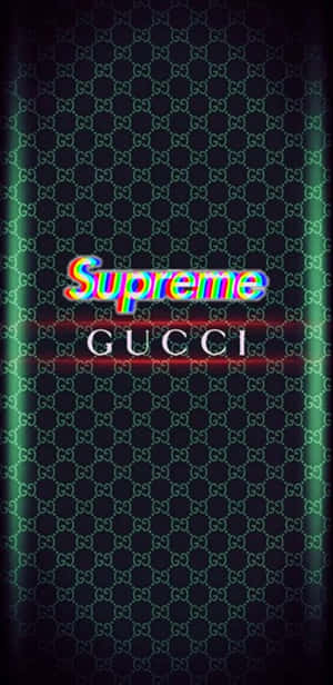 Gucci字母組合背景，帶有霓虹綠色條和帶有故障效果的Supreme和Gucci標誌。