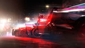 兩輛賽車喺夜晚嘅城市街道上飄移，帶有紅色光軌。