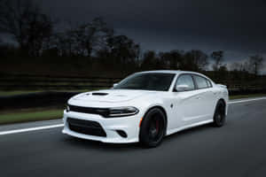 白色Dodge Charger RT在暴風雨的天空下在潮濕的道路上疾馳。