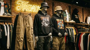 模特兒在霓虹燈照亮的服裝店中穿著時尚街頭服飾。 — 潮流 壁紙