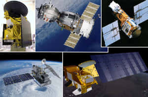 五個不同衛星顯示在不同環境中，包括在地球和太空中。 — 天空景觀 壁紙