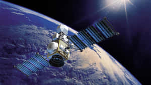 地球上方軌道上的衛星，太陽能板展開 — 行星 壁紙