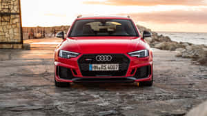 紅色奧迪RS4 Avant在日落時停泊在近海的石碼頭上