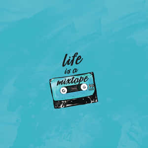 一個卡式錄音帶插圖，上面有life is a mixtape字句，背景為青綠色。 — 1:1 壁紙