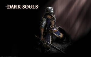 一名身穿暗色盔甲的騎士在 Dark Souls 的昏暗場景中持劍跪地。