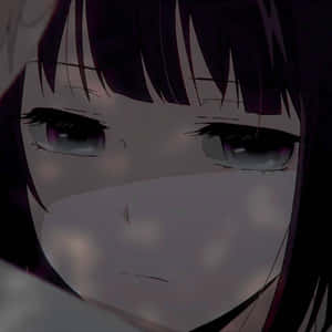 動漫女孩，深色頭髮，紫色眼睛，場景昏暗。