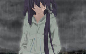 紫髮動漫女孩穿著雨衣站在雨中城市景觀中。