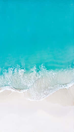 碧綠的海浪從上方沖刷著白色沙灘。 — 海浪 壁紙