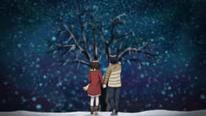兩個動漫角色在飄雪中牽手，夜晚看著一棵光禿禿的樹。