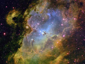 一個色彩繽紛的星雲，充滿了星星和發光的氣體雲，在深空中。
