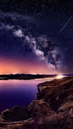 夜晚平靜湖面上的銀河系與流星。 — 月色夜空 壁紙