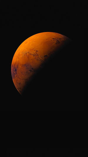 新月形火星在太空的黑暗虛空中發出橙色光芒
