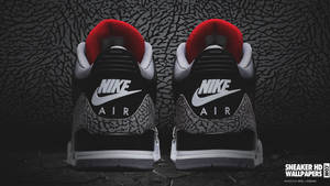 從後面觀看的黑色、白色和紅色Nike Air Jordan 3運動鞋。