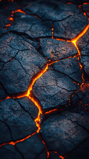 熔岩在深色火山岩的深裂縫中發出橙色光芒 — 熱力 壁紙