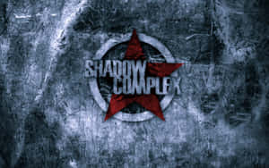白色圓圈內的紅色星星，以及「SHADOW COMPLEX」文字，位於風化的灰色牆壁上。 — 灰色 GIF 壁紙