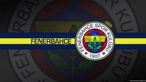 Fenerbahçe Spor Kulübü 標誌在深色背景上帶有黃色和藍色條紋。