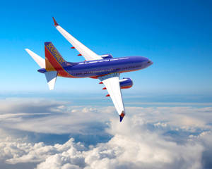 西南航空飛機在藍天白雲上飛行