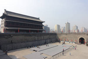 歷史悠久的中國門，背景有現代建築和走動的人們。 — 唐人街 GIF 壁紙
