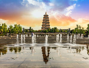 宏偉古塔倒映在噴泉水中，夕陽 — 唐人街 GIF 壁紙